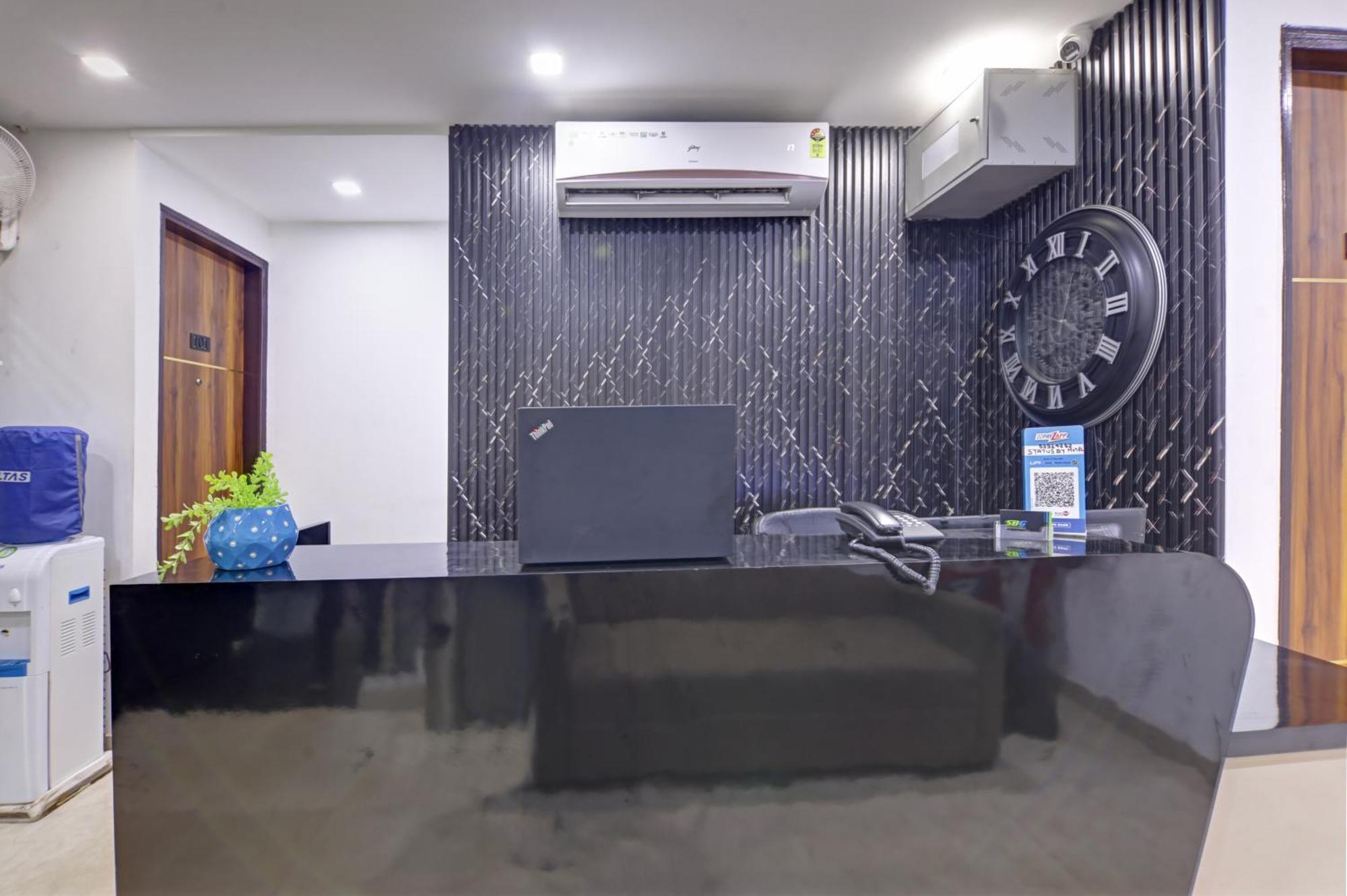 Status By Hotel The Emporio Ghaziabad Exteriör bild