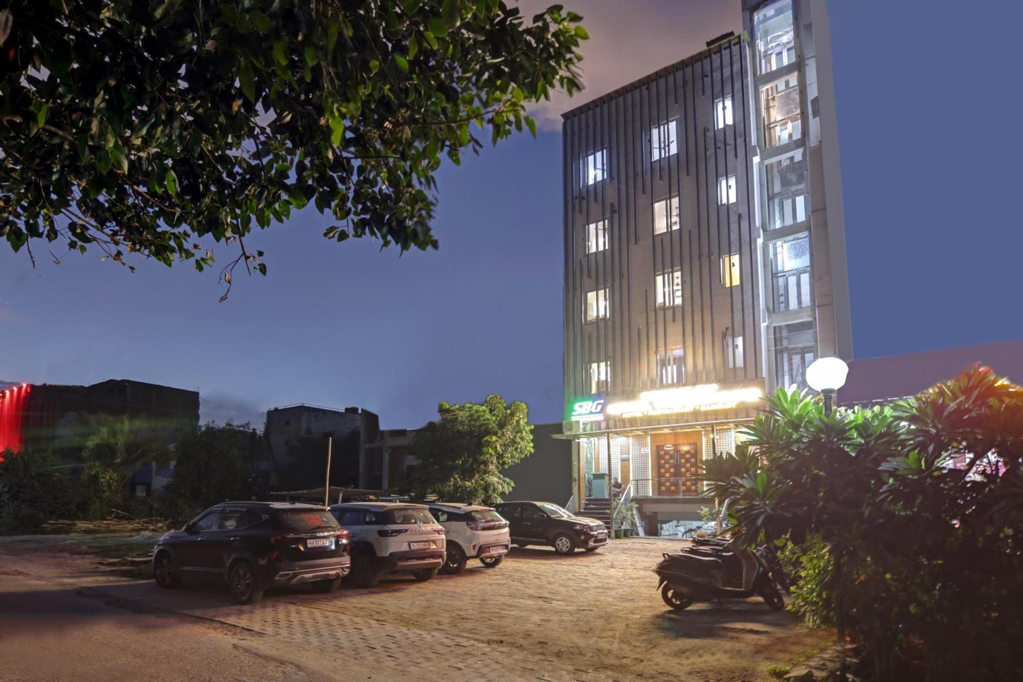 Status By Hotel The Emporio Ghaziabad Exteriör bild