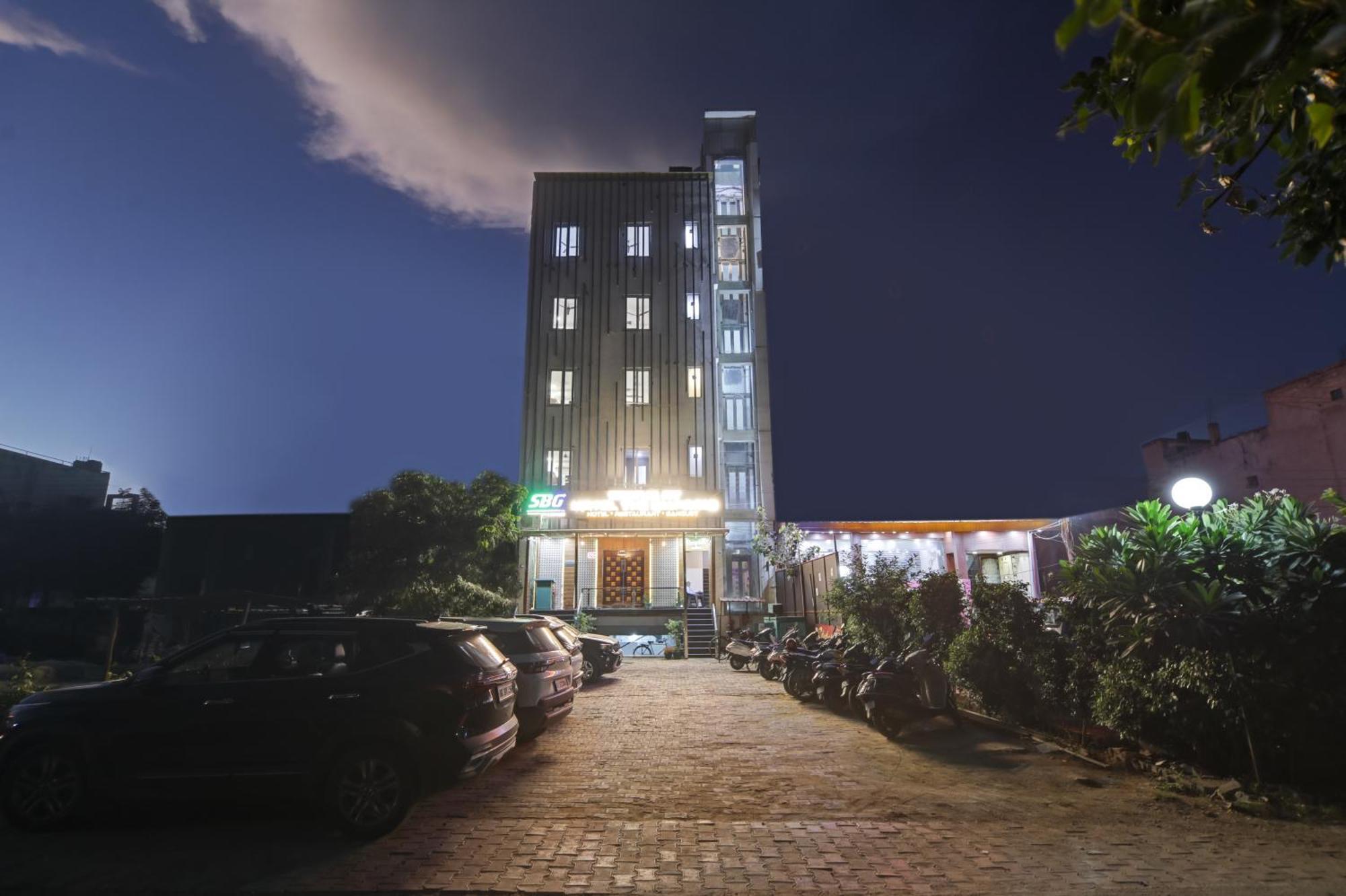 Status By Hotel The Emporio Ghaziabad Exteriör bild
