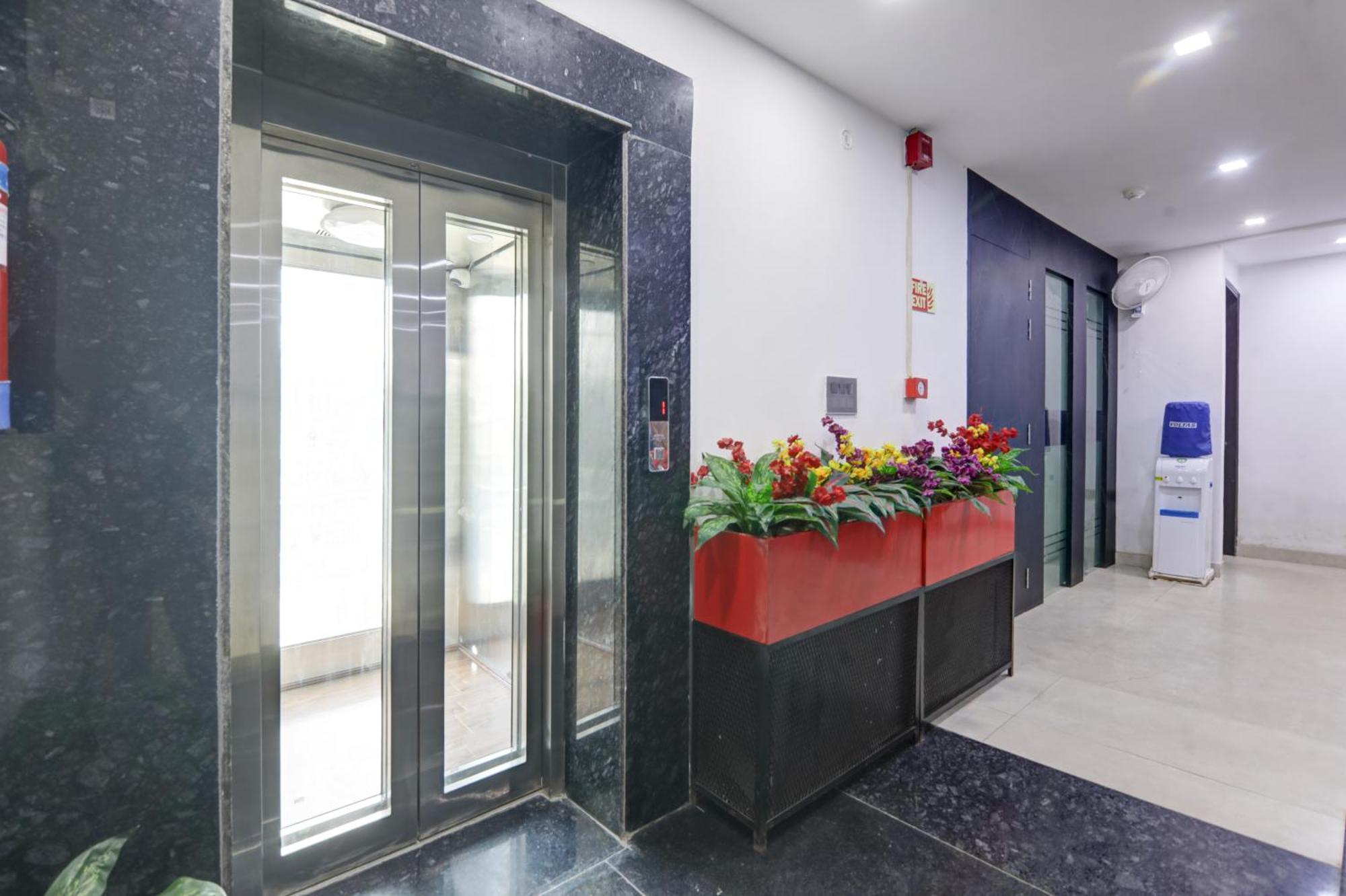 Status By Hotel The Emporio Ghaziabad Exteriör bild