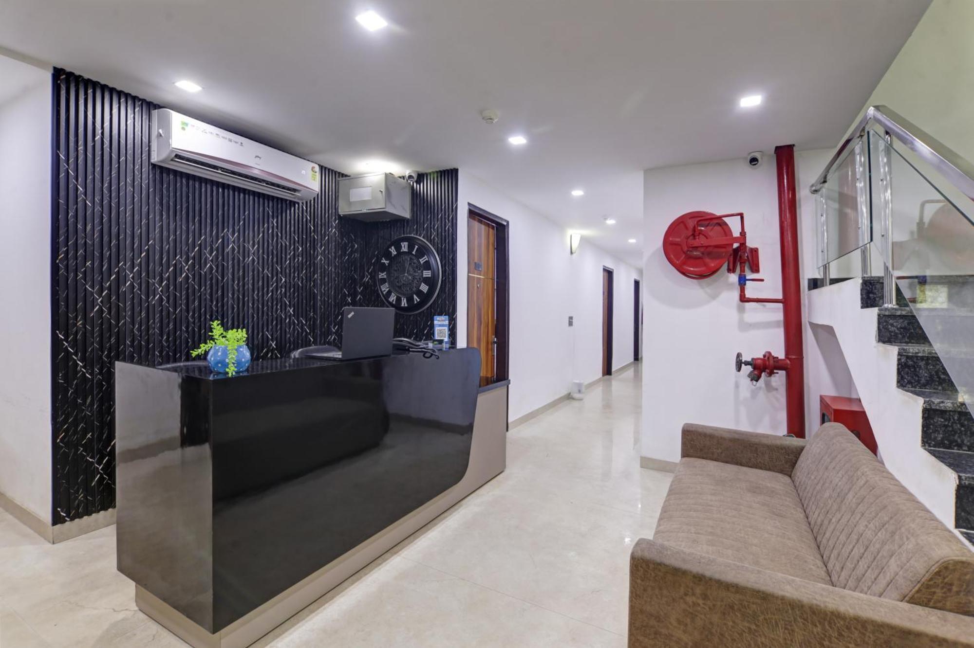 Status By Hotel The Emporio Ghaziabad Exteriör bild