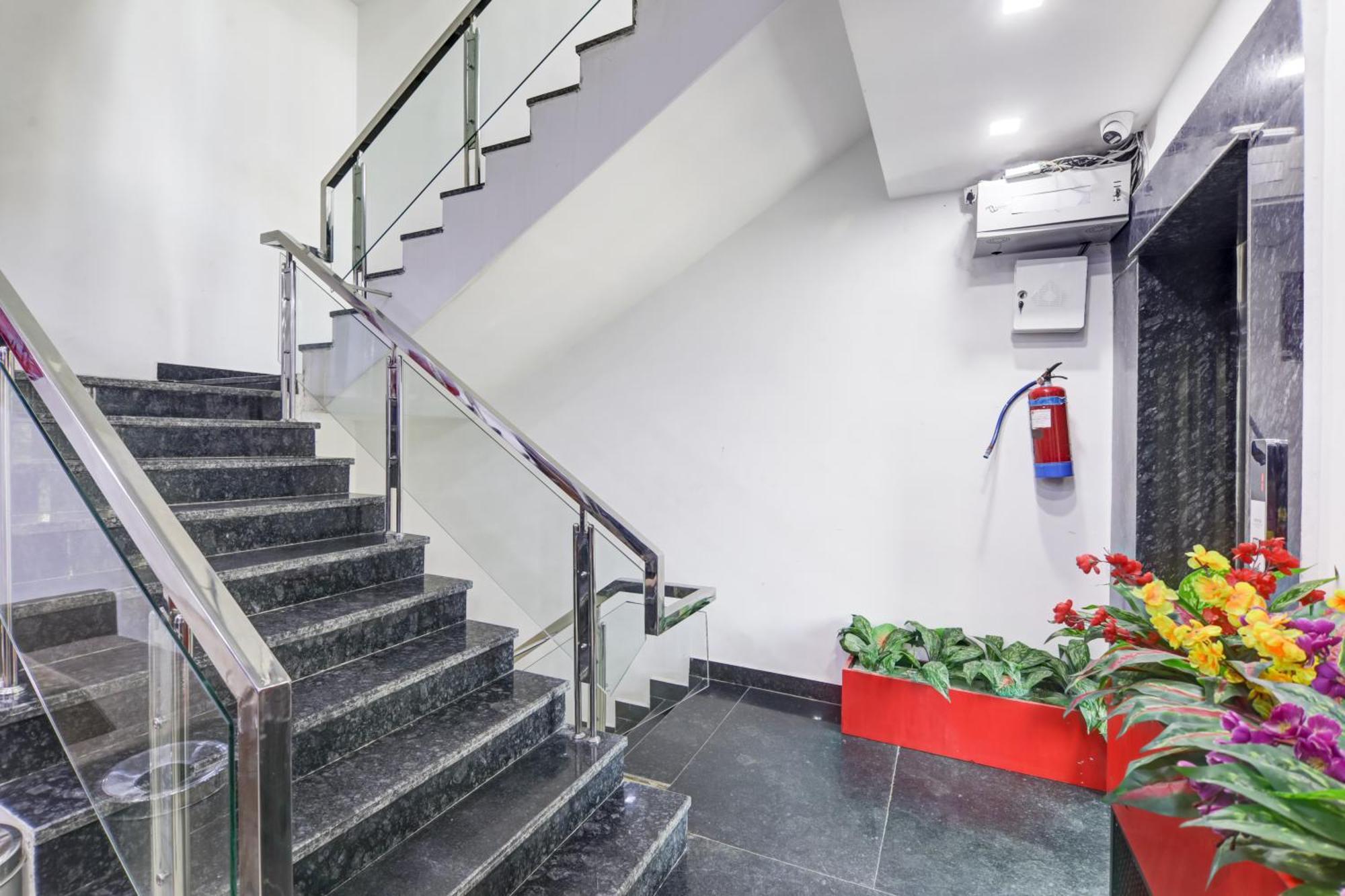 Status By Hotel The Emporio Ghaziabad Exteriör bild