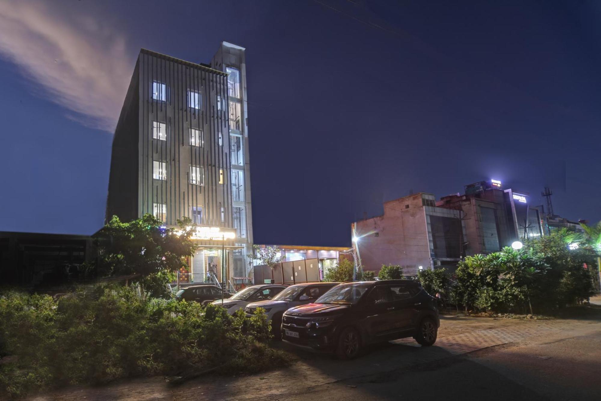 Status By Hotel The Emporio Ghaziabad Exteriör bild