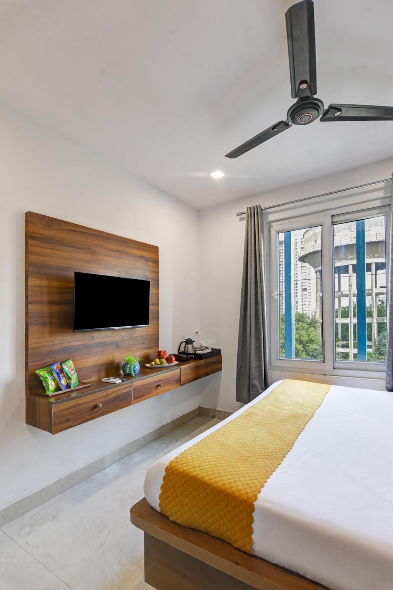 Status By Hotel The Emporio Ghaziabad Exteriör bild